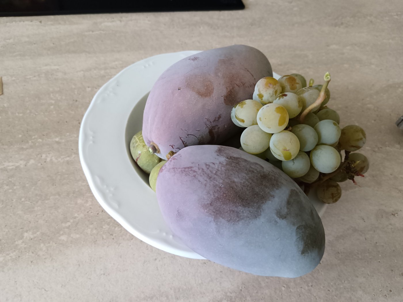 Fresh Axarquía mangoes served on a plate